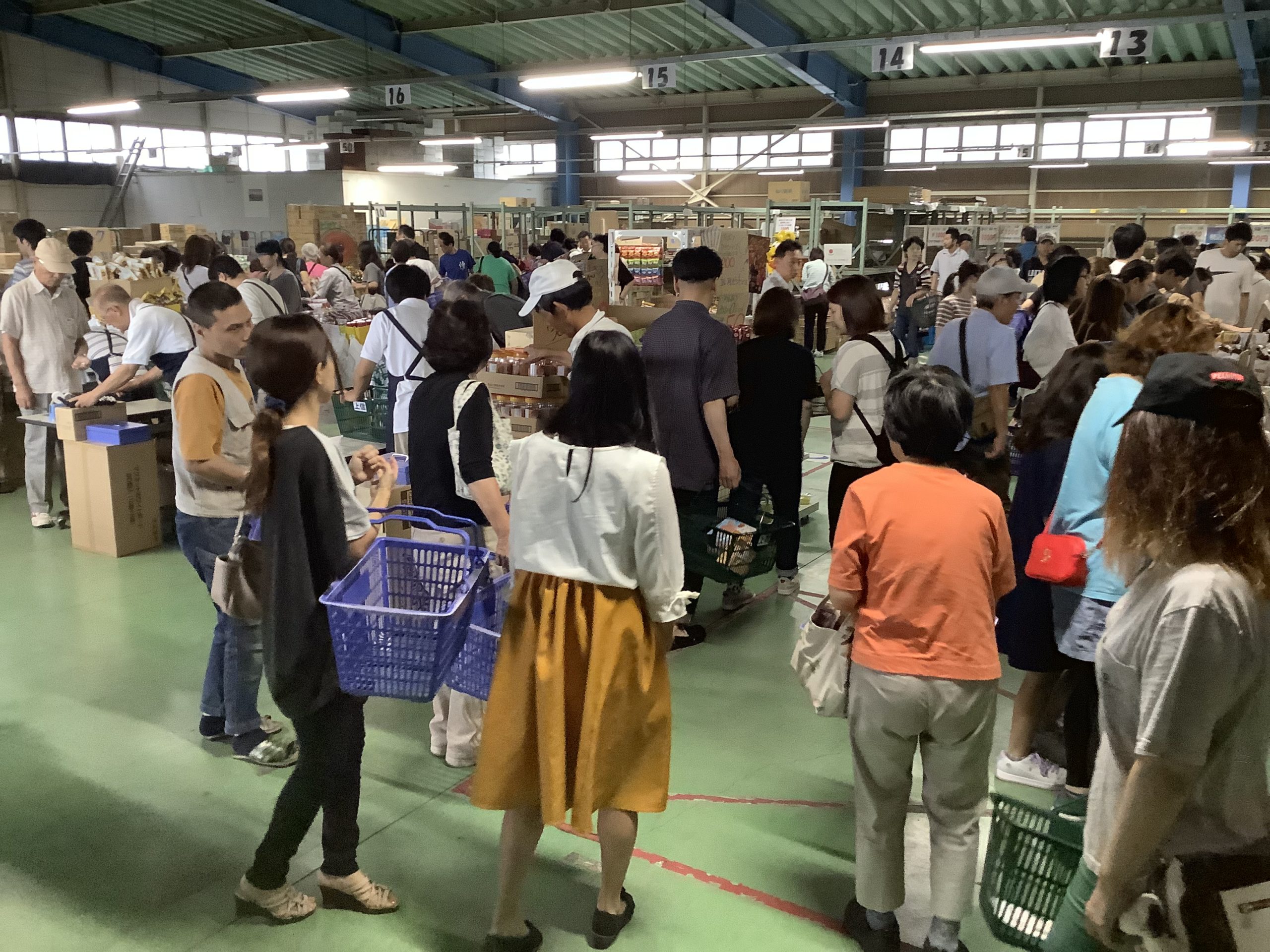 お菓子で笑顔の輪を広げます